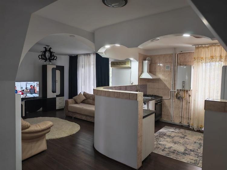 Apartament cu 3 camere decomandat în Exterior Vest