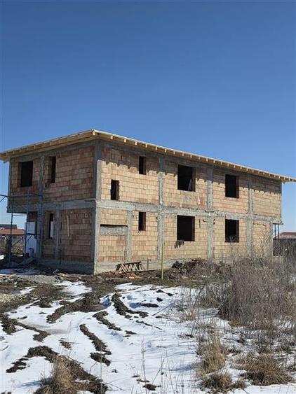 Duplex cu 4 camere cu Canalizare în Stupini