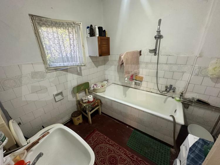 Casă individuală cu 9 camere cu Canalizare în Central
