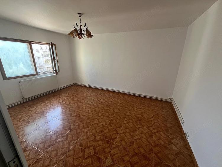 Apartament cu 4 camere decomandat în CET