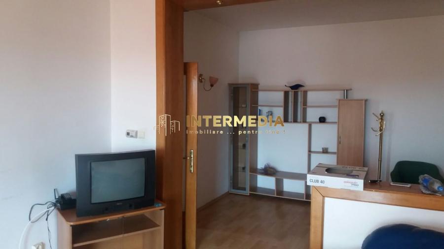 Apartament cu 4 camere decomandat, mobilat în Cetate