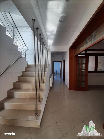 Casă cu 9 camere cu Teren 365 Mp în Tineretului
