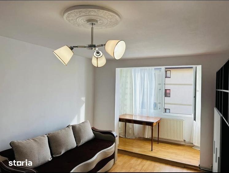 Apartament cu 3 camere decomandat în Tractorul