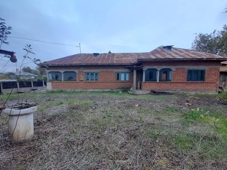 Casă cu 4 camere cu Teren 1000 Mp în Poienarii-Rali