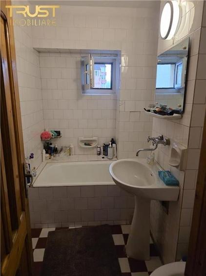Apartament cu 4 camere decomandat în Central
