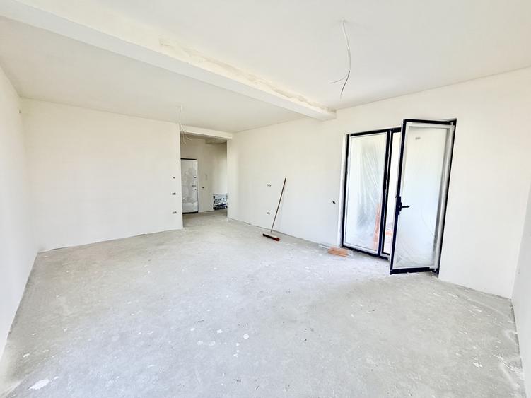 Apartament cu 3 camere semidecomandat în Moșnița Nouă