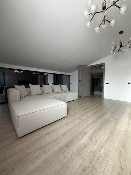 Casă cu 6 camere cu Teren 220 Mp în Central