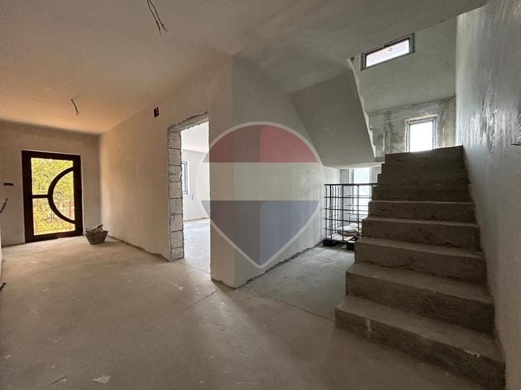 Casă individuală cu 7 camere cu Teren 800 Mp în Măineasca
