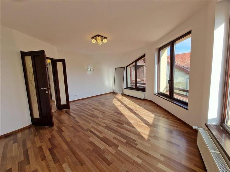 Casă individuală cu 8 camere cu Teren 2756 Mp în Sântandrei
