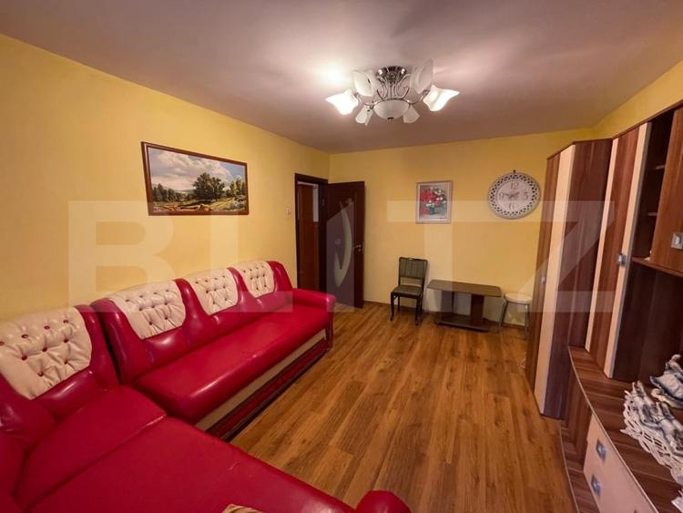 Apartament cu 3 camere semidecomandat, mobilat în Craiovița Nouă
