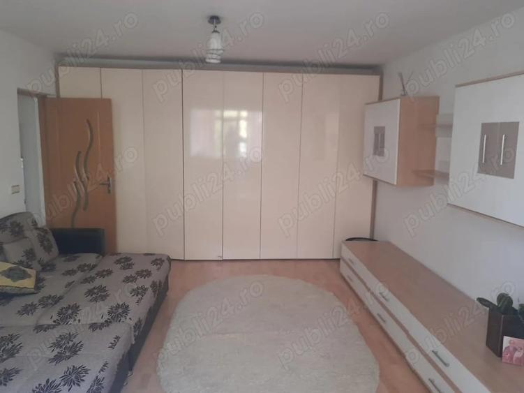 Apartament cu 3 camere decomandat în Calea București