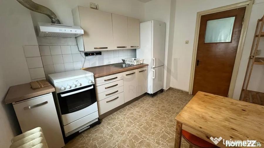 Apartament cu 3 camere semidecomandat în 1 Mai