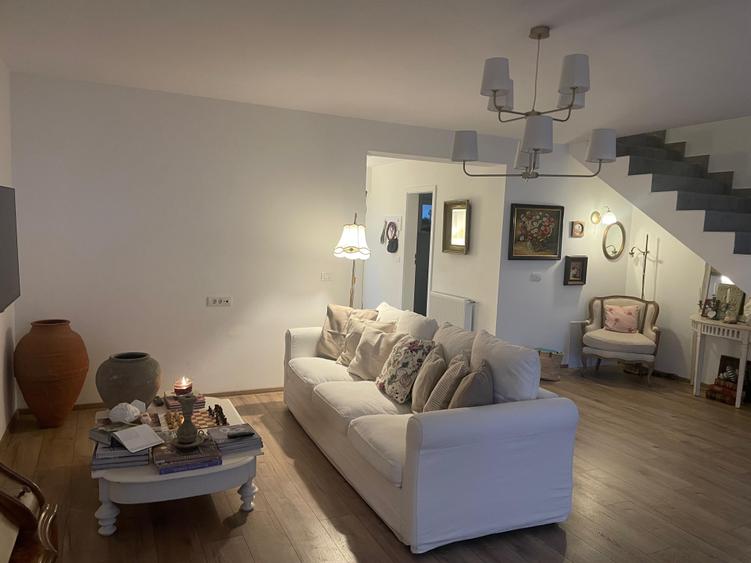 Duplex cu 4 camere cu Teren 200 Mp în Exterior Est