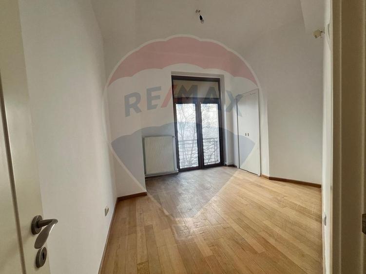 Apartament cu 6 camere circular în Periferie