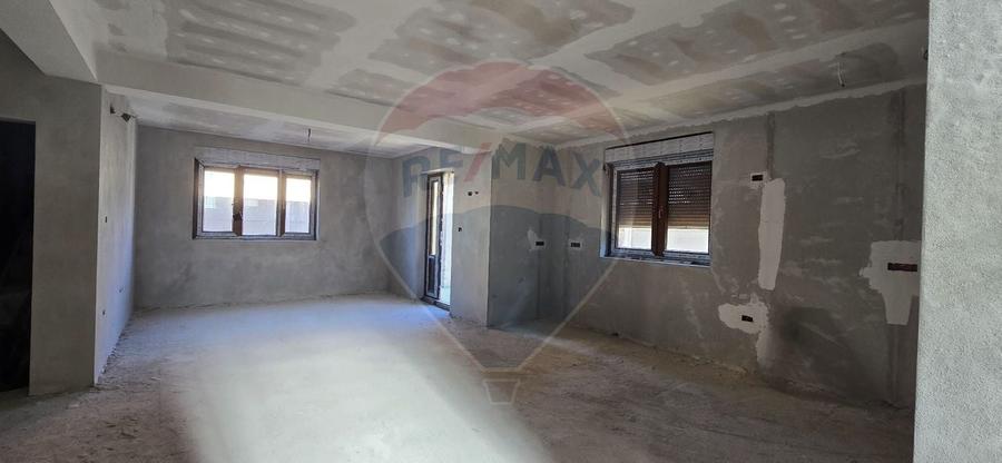 Casă individuală cu 5 camere cu Teren 300 Mp în Zimandu Nou