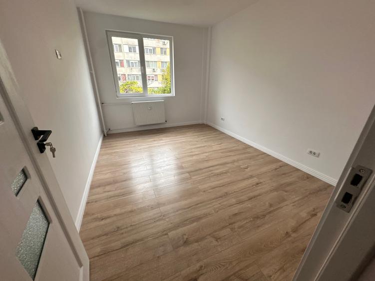 Apartament cu 3 camere semidecomandat în Lacul Tei