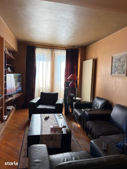 Casă cu 6 camere cu Teren 390 Mp în Tei