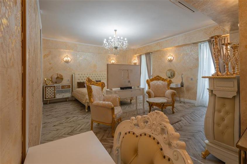 Penthouse cu 4 camere decomandat, mobilat în Central
