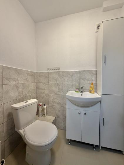 Apartament cu 3 camere semidecomandat, mobilat în P-ța Doina