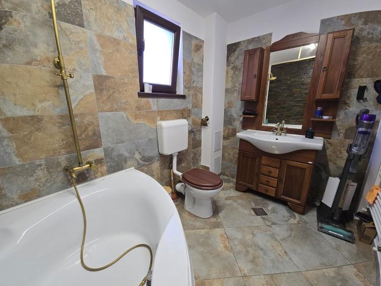 Casă individuală cu 5 camere cu Canalizare în Berceni