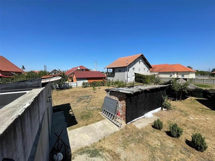 Casă individuală cu 3 camere cu Teren 744 Mp în Leș