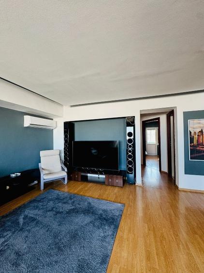 Apartament cu 3 camere decomandat în P-ța Victoriei