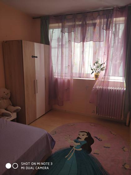 Apartament cu 3 camere decomandat în Progresul