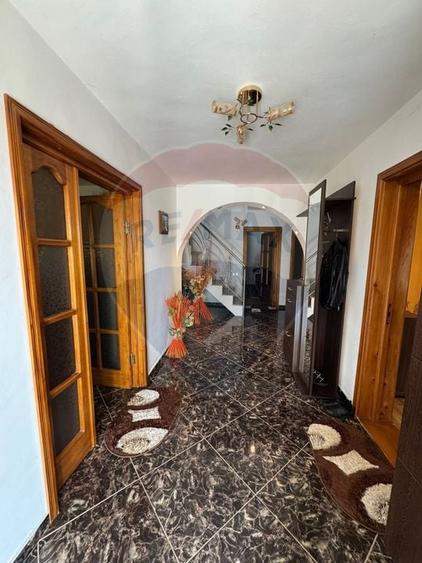 Casă individuală cu 6 camere cu Teren 1526 Mp în Bolotești