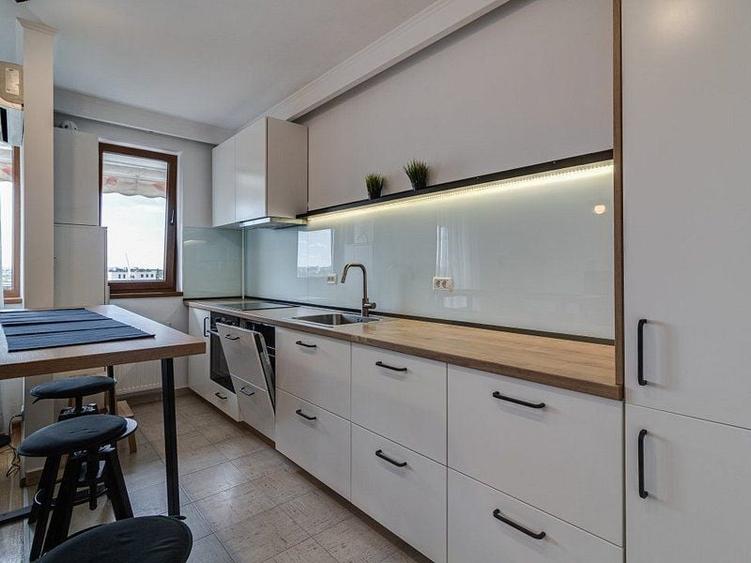 Apartament cu 3 camere semidecomandat, mobilat în Băneasa