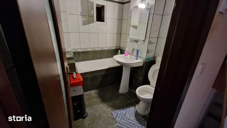 Apartament cu 3 camere decomandat în Craiovița Nouă