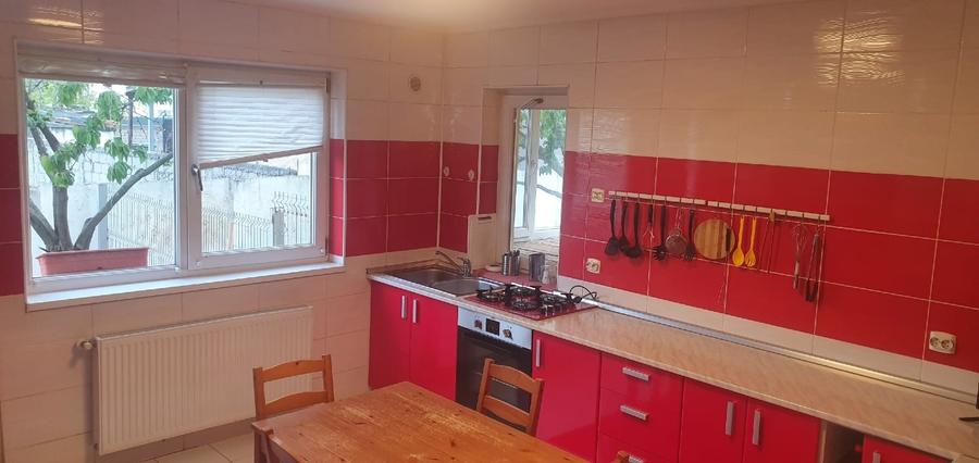 Casă individuală cu 5 camere cu Canalizare în Central