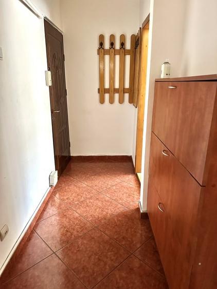 Apartament cu 3 camere semidecomandat, mobilat în Cetate
