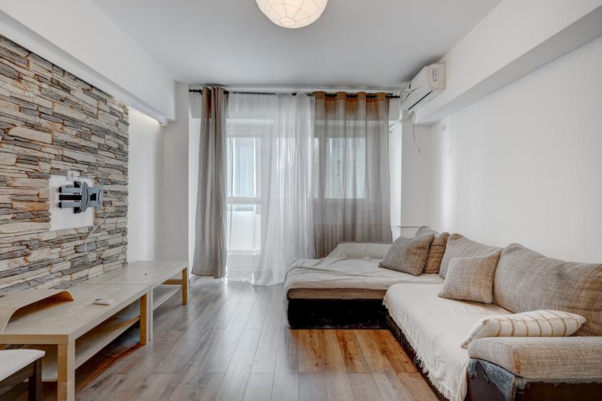 Apartament cu 3 camere semidecomandat în Rahova