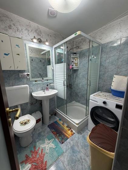 Apartament cu 3 camere semidecomandat în Runcu