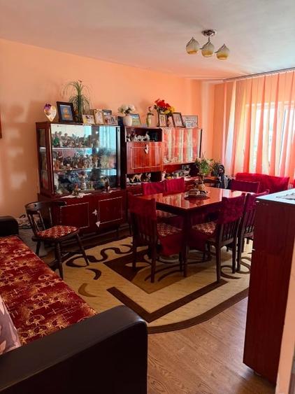 Apartament cu 3 camere decomandat, mobilat în Fetești-Gară