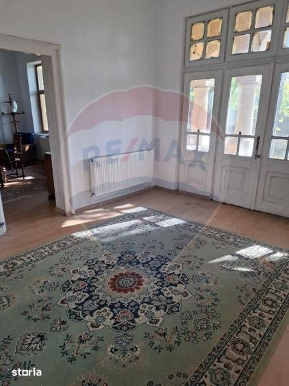 Casă cu 6 camere cu Teren 3300 Mp în Central