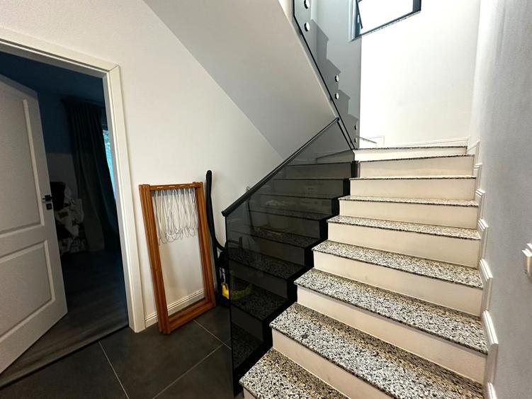 Casă individuală cu 5 camere cu Canalizare în Dobroești