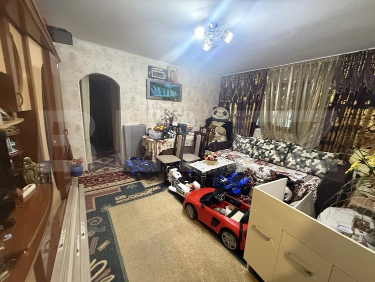 Apartament cu 3 camere semidecomandat, mobilat în Micro 11
