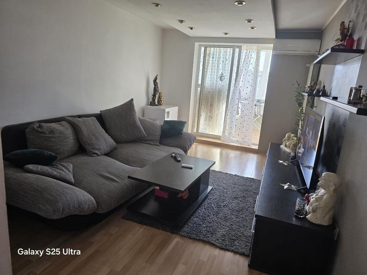 Apartament cu 3 camere semidecomandat în Dristor