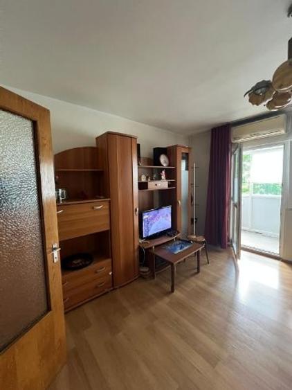 Apartament cu 3 camere decomandat în P-ța Victoriei