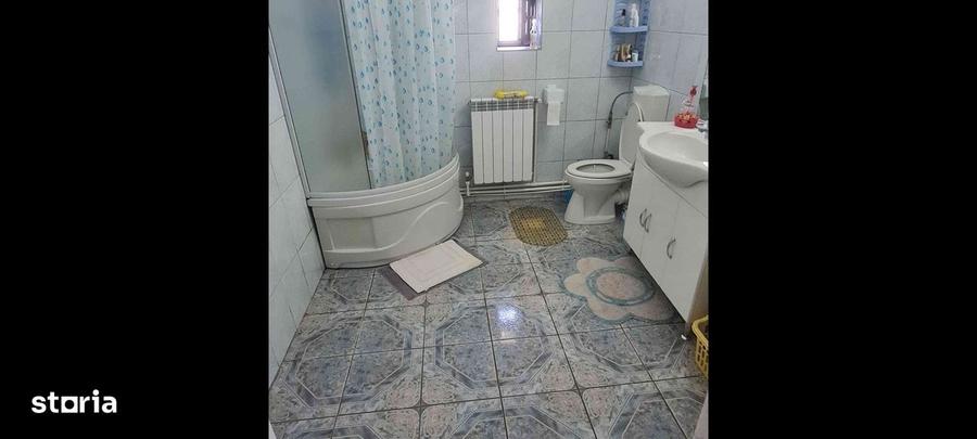 Casă cu 4 camere în Lazu