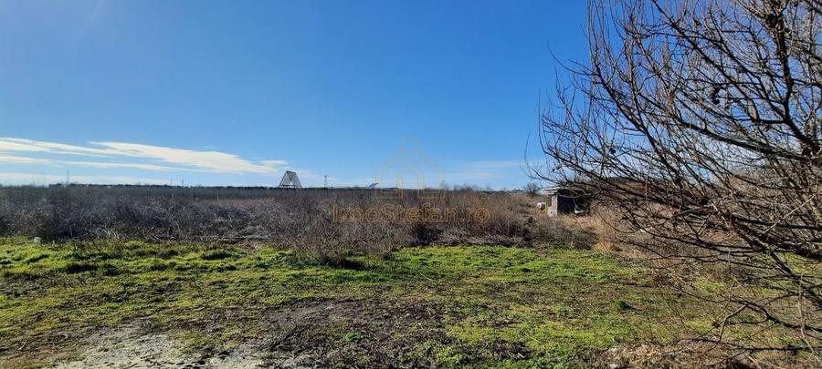 Teren agricol intravilan de 7495 mp, în Est