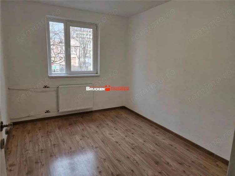 Apartament cu 3 camere semidecomandat în Rogerius