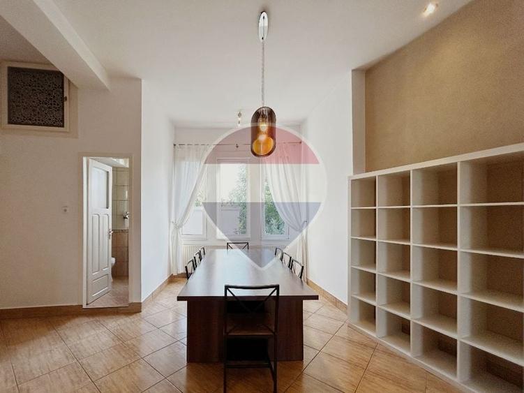 Apartament cu 3 camere semidecomandat, mobilat în Primăverii