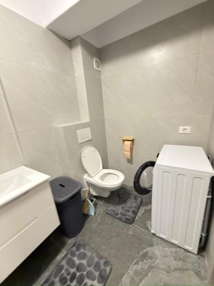 Apartament cu 2 camere semidecomandat, mobilat în Central
