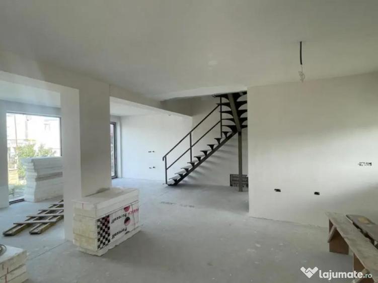 Casă cu 5 camere cu Teren 394 Mp în Agigea