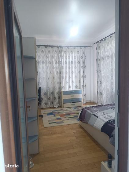 Casă cu 10 camere cu Teren 970 Mp în Calea București