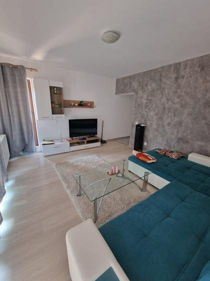 Apartament cu 3 camere decomandat în Tractorul