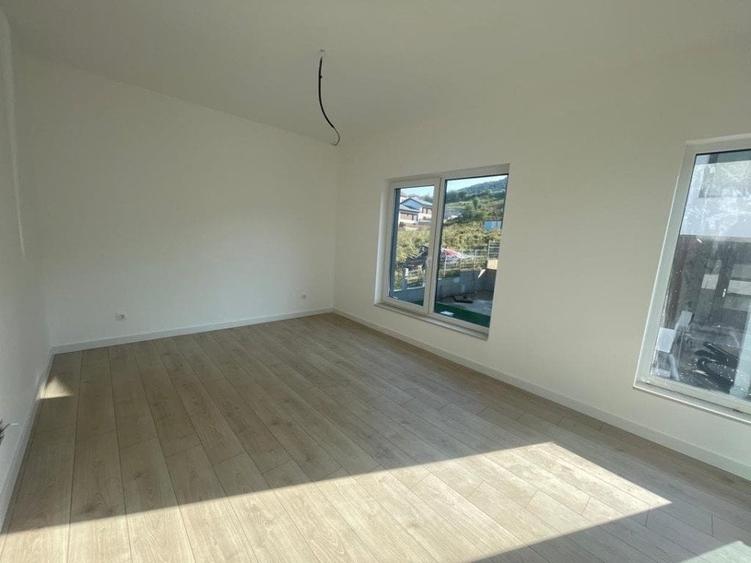 Casă individuală cu 4 camere cu Teren 250 Mp în Florești