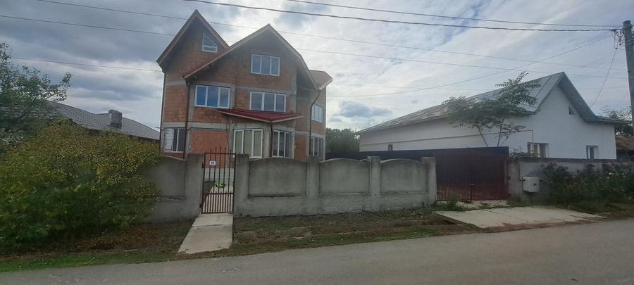 Casă cu 4 camere în Adunații-Copăceni